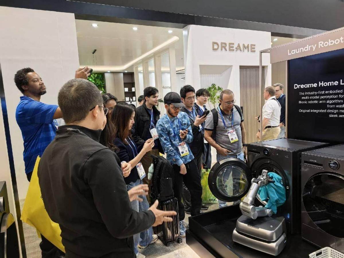 洗衣机在CES舞台上展示AI洗护野心AYX爱游戏从巅峰旗舰到完整生态追觅(图1) 洗衣机在CES舞台上展示AI洗护野心AYX爱游戏从巅峰旗舰到完整生态追觅(图1)